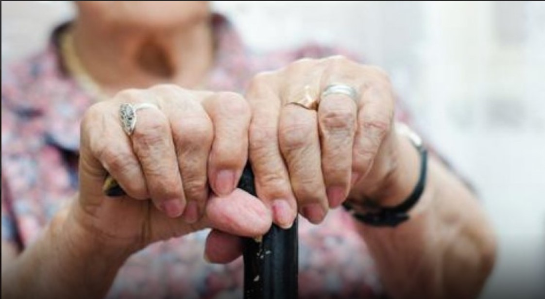 Brutal ataque a una jubilada: un ladrón la abusó y le robó | Información General