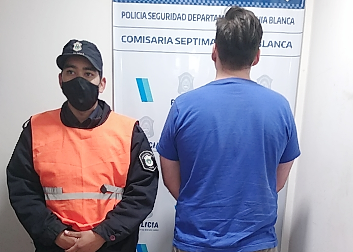 Corría una picada, quiso eludir a la Policía y chocó contra un canasto de basura | Información General