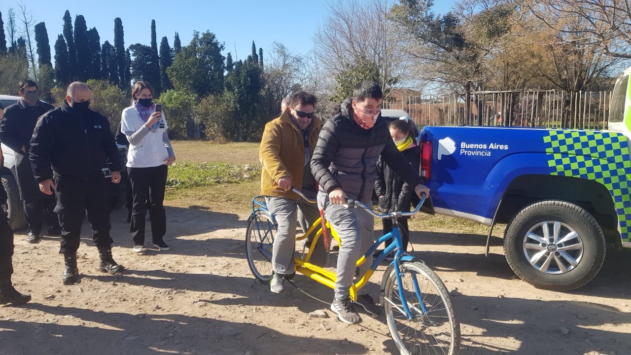 Internos de la cárcel de San Nicolás fabricaron y donaron una bicicleta doble comando a un ciego | Juntos y solidarios