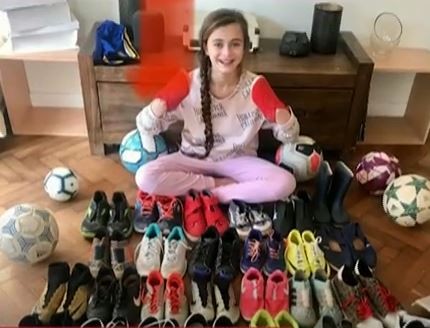 Día del Niño: 123 chicos de La Cava recibieron los botines que reunió Zoe, una futbolista de apenas 10 años | Juntos y solidarios