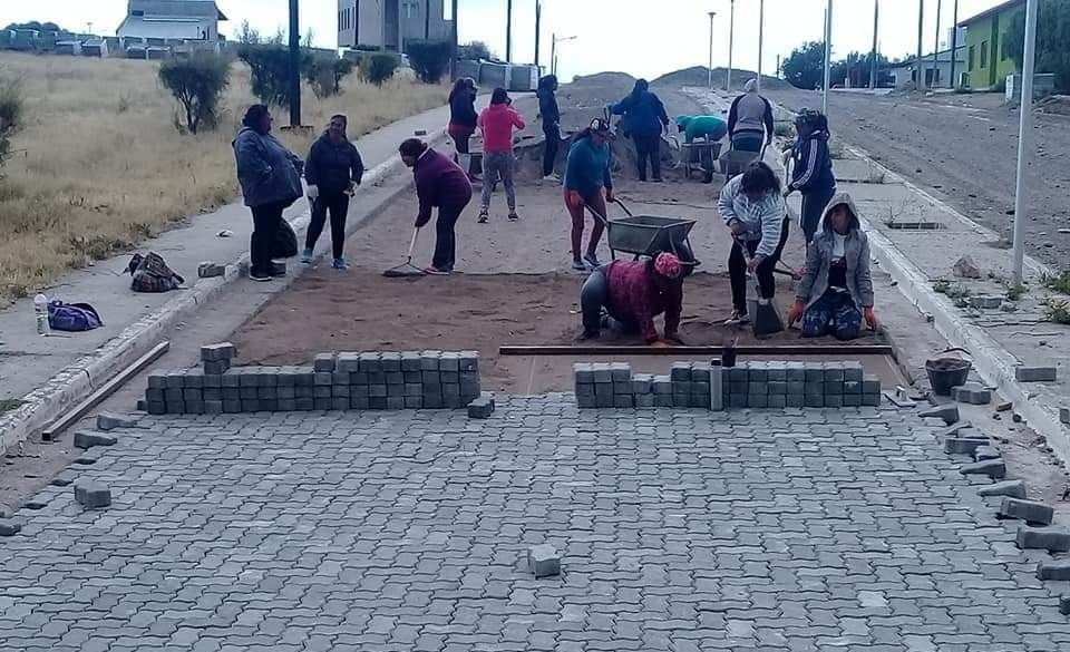 El pueblo patagónico donde mandan las mujeres: hasta son ellas las que pavimentan las calles | Información General