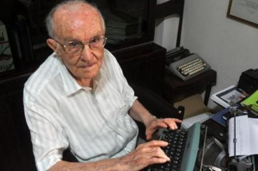 A los 97 años se recibió "cum laude" con una tesis escrita en una vieja máquina Olivetti | Información General