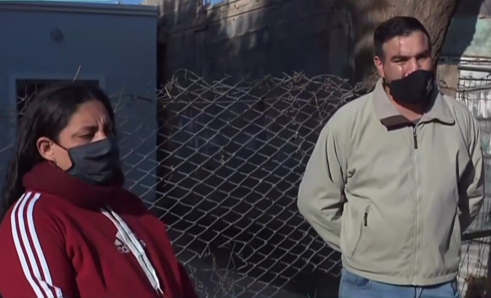 Es albañil y ofrece su trabajo para poder comprarle un computadora a sus hijos | Información General