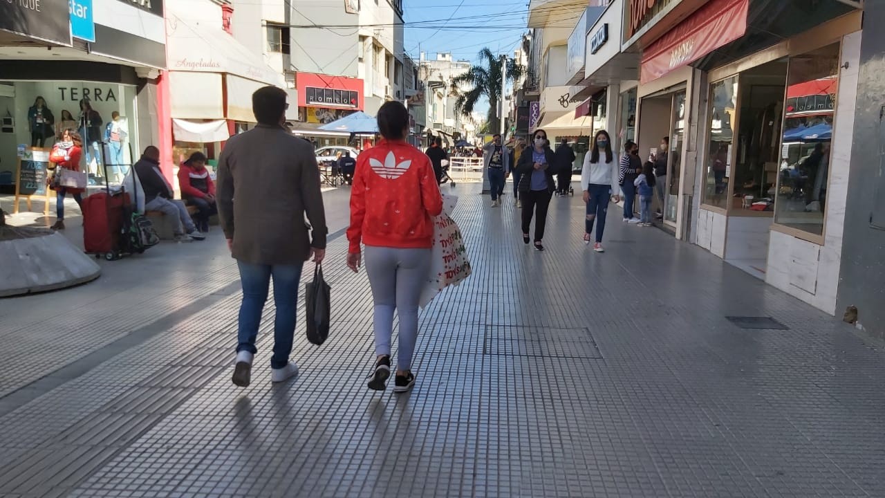 Sábado movido en la peatonal: compras por el Día de las Infancias | Información General