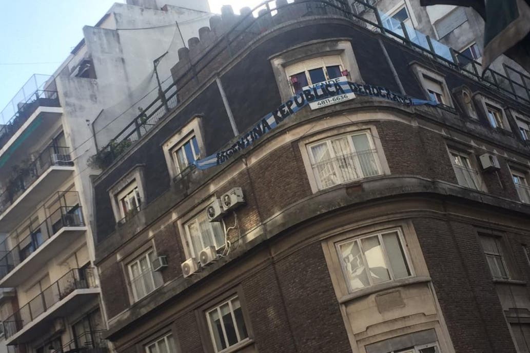 La marcha llegó hasta el departamento de Cristina en Recoleta: la bandera que colgaron los vecinos | Nacionales