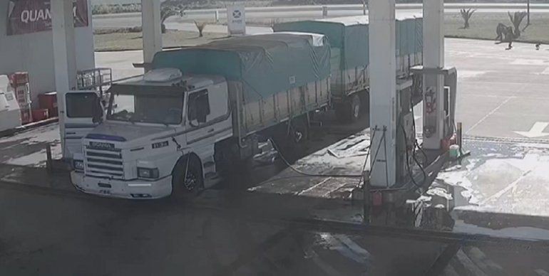 Video: empleados de una estación de servicio sacaron a golpes a cuatro ladrones | Información General