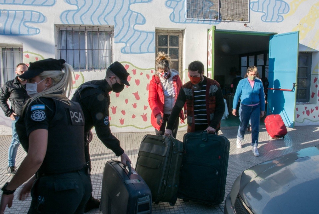 La PSA donó ropa y objetos extraviados en el aeropuerto de Ezeiza a una red de ayuda trans y travesti | Juntos y solidarios