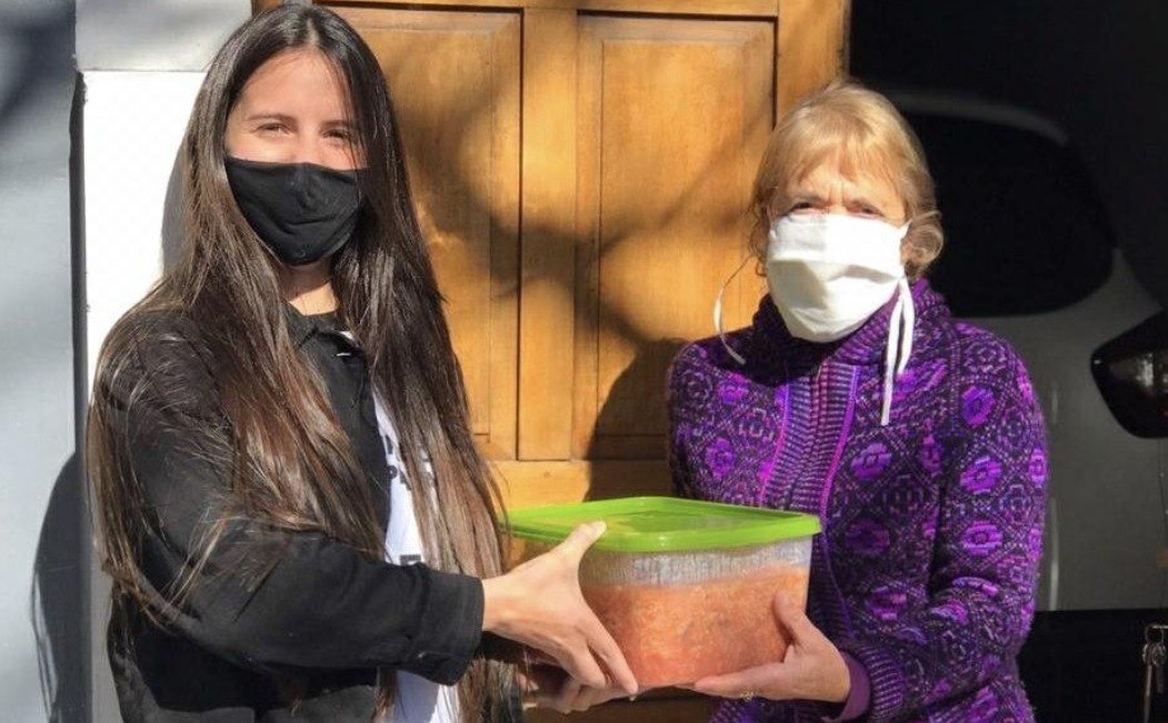 Adultos mayores de La Plata hacen ropa y preparan viandas para los que menos tienen | Juntos y solidarios