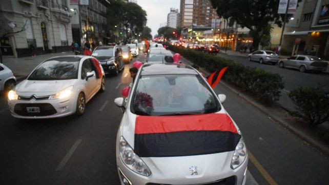 La caravana leprosa fue al Monumento a la Bandera a pedir que Messi se ponga la de Newell's | Deportes