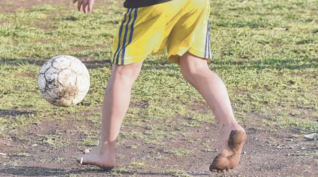 Es adolescente, le apasiona jugar al fútbol y necesita una familia que lo adopte | Información General