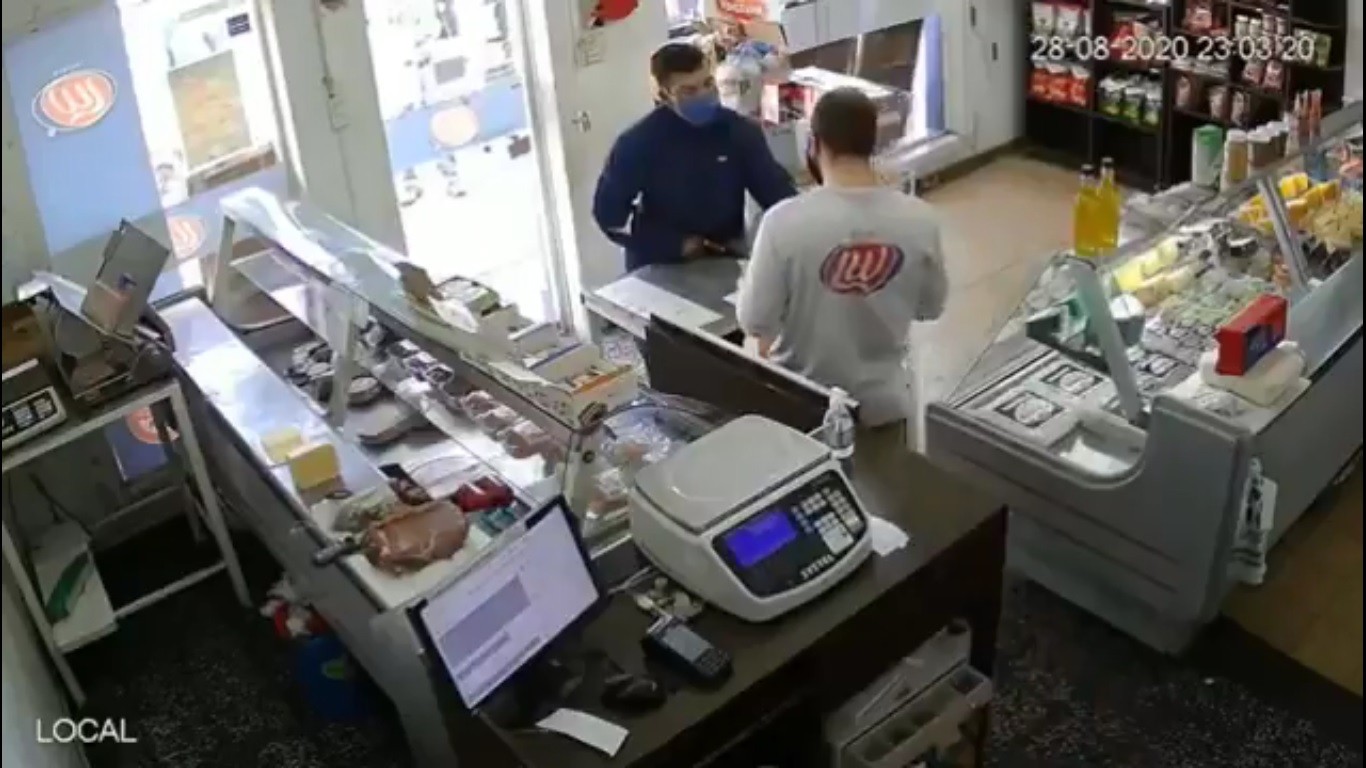 Video: se robó fiambres y dinero de un almacén en Aristóbulo Del Valle 6900 | Noticias