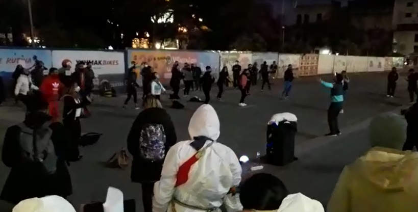 Realizaron una clase de zumba frente a la Casa de Gobierno para apoyar a los gimnasios | Nacionales