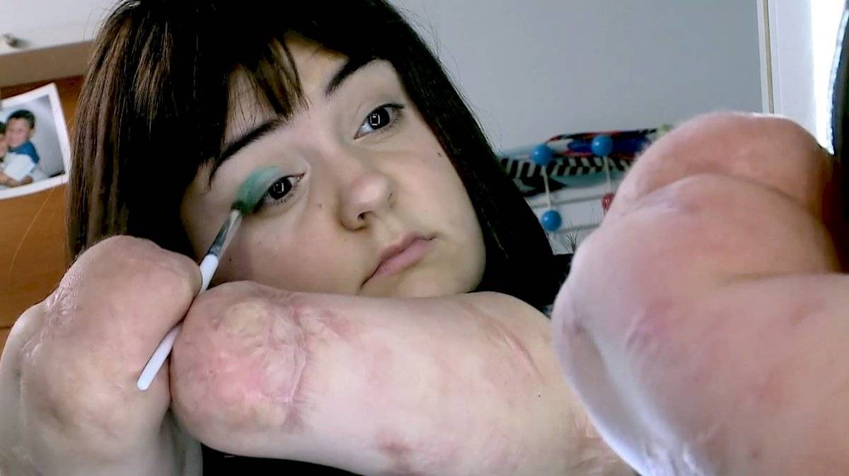Le amputaron brazos y piernas a los dos años: es viral por sus tutoriales de maquillaje en Instagram | Redes