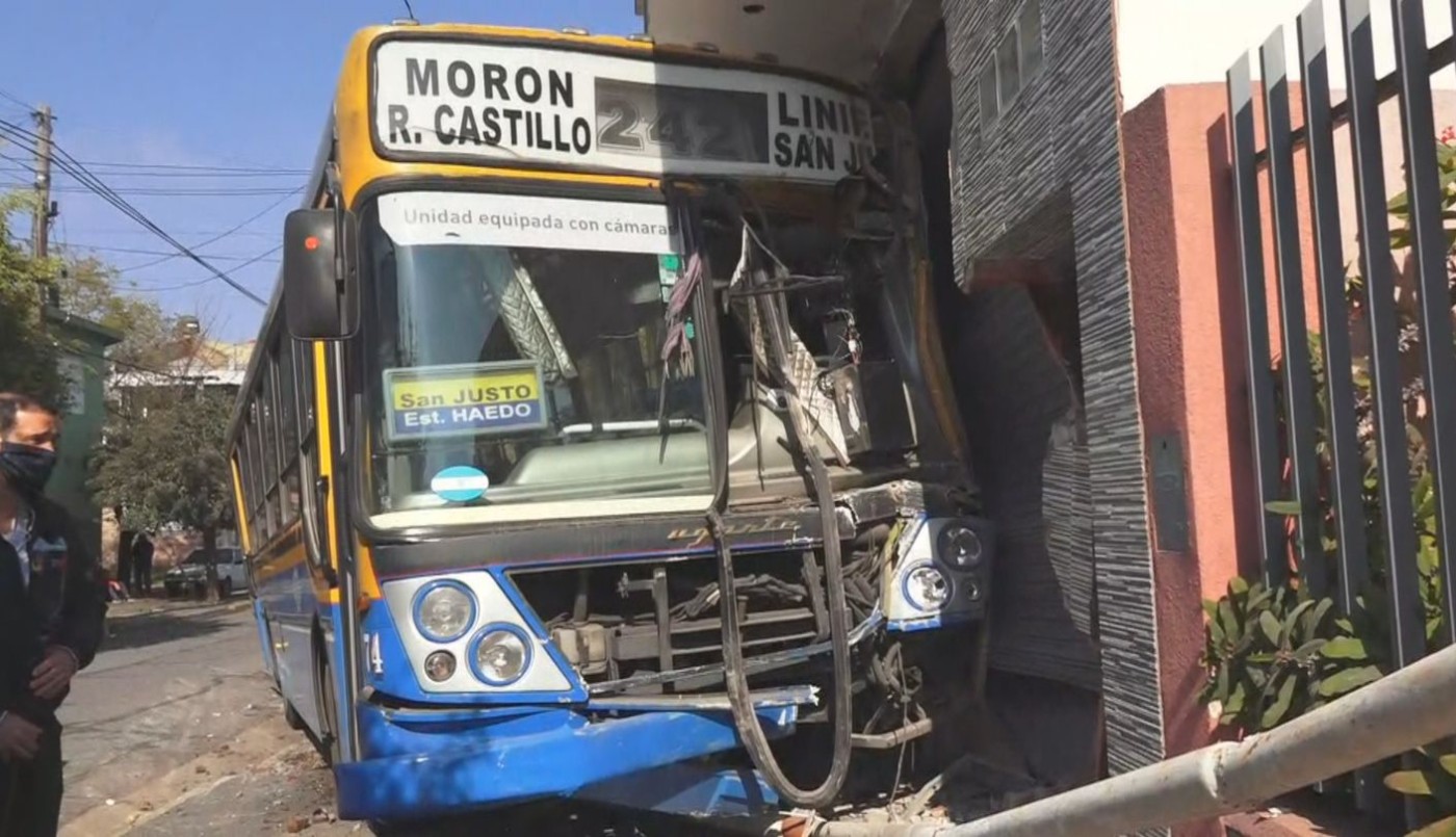 Robó un colectivo con un arma de juguete y lo incrustó contra una casa | Noticias