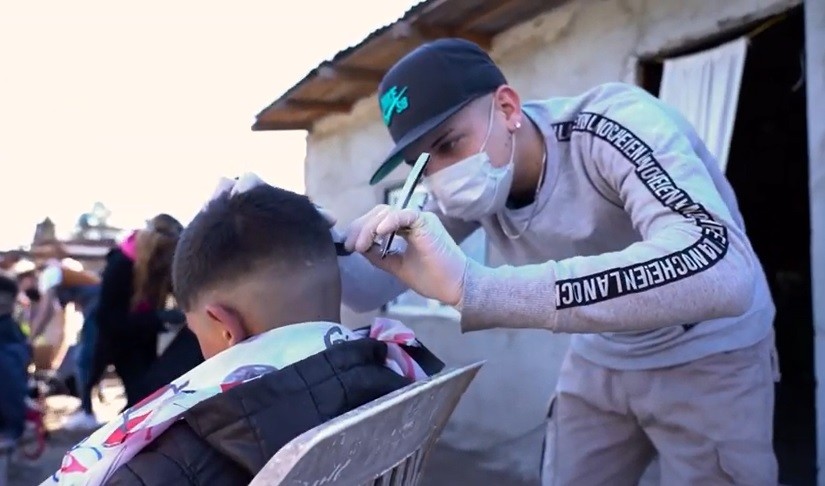 Barberos solidarios le cortaron el pelo a los niños de distintos barrios de La Plata | Juntos y solidarios