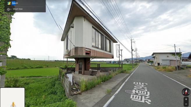 La curiosa casa construida sobre una escalera que se volvió viral | Redes