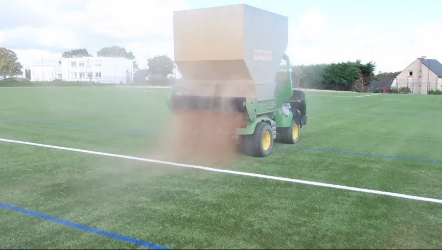 Estrenaron una cancha de fútbol hecha con carozos de aceituna | Deportes