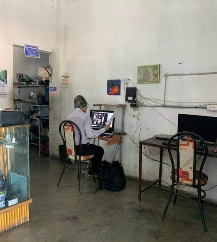 La historia de la foto del profesor que da clases desde un cibercafé | Redes