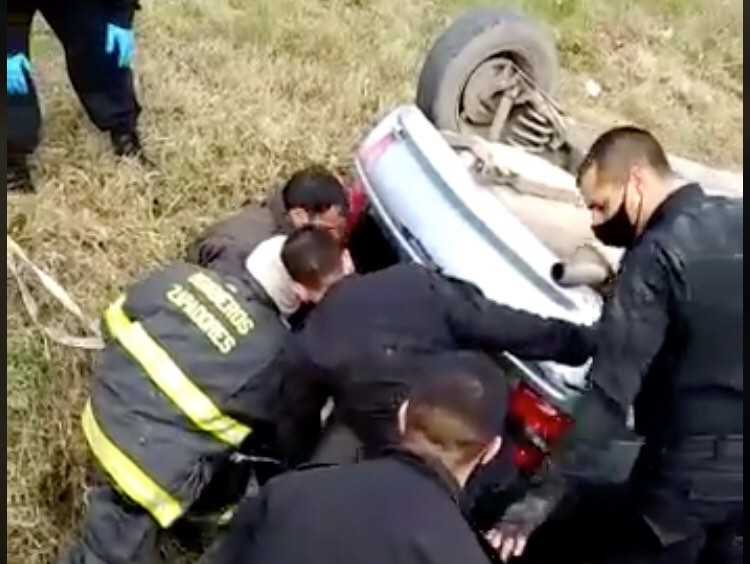 Video: así rescataron a un hombre que cayó a una zanja con su auto | Noticias