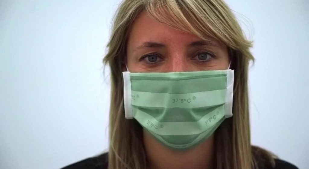 Barbijo cambia de color si detecta fiebre | Información General