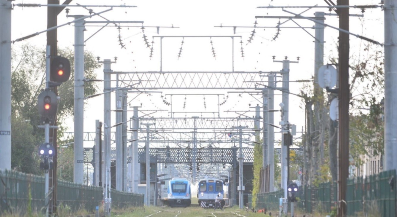 Una formación del tren Roca casi atropella a un nene que caminaba por las vías | Nacionales