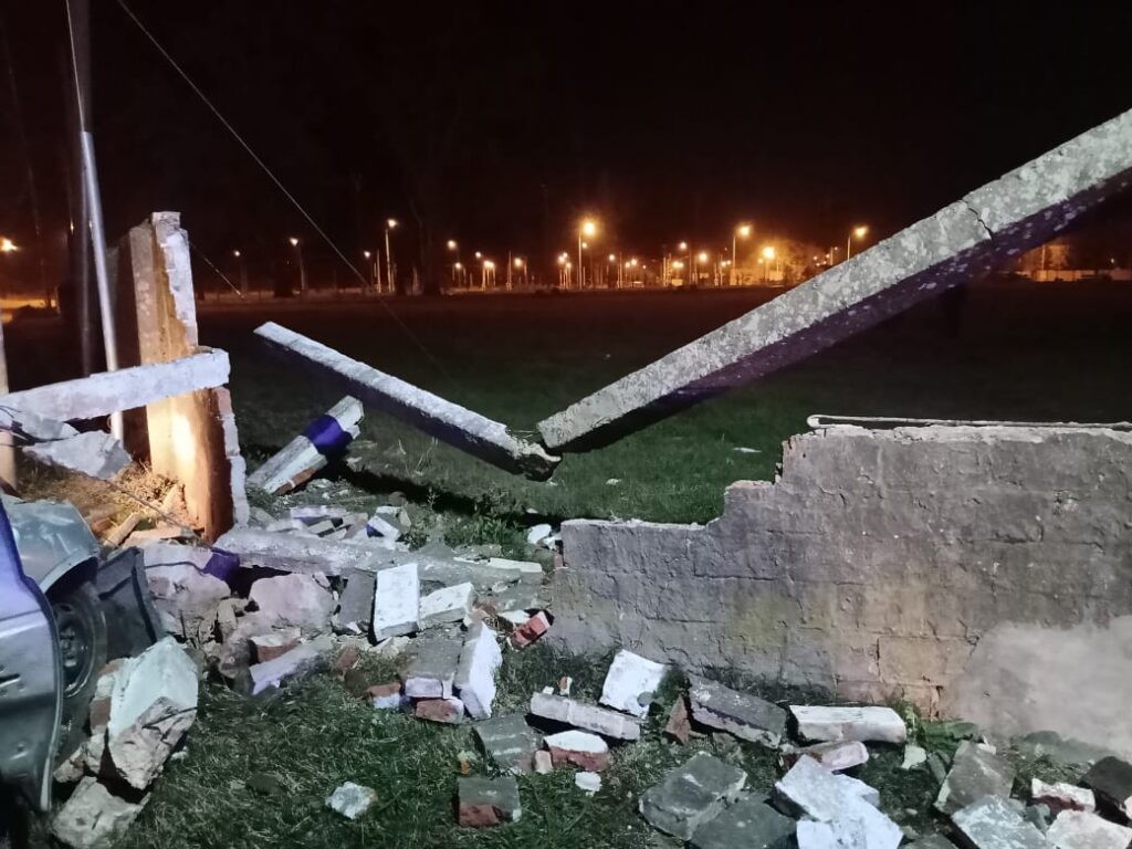 Sin control, se chocó el tapial de un club en Laguna Paiva | Información General