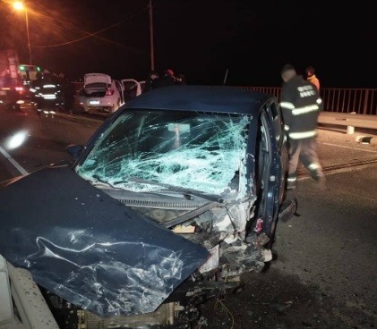 Dos heridos en choque frontal en los puentes sobre el Río Salado | Información General