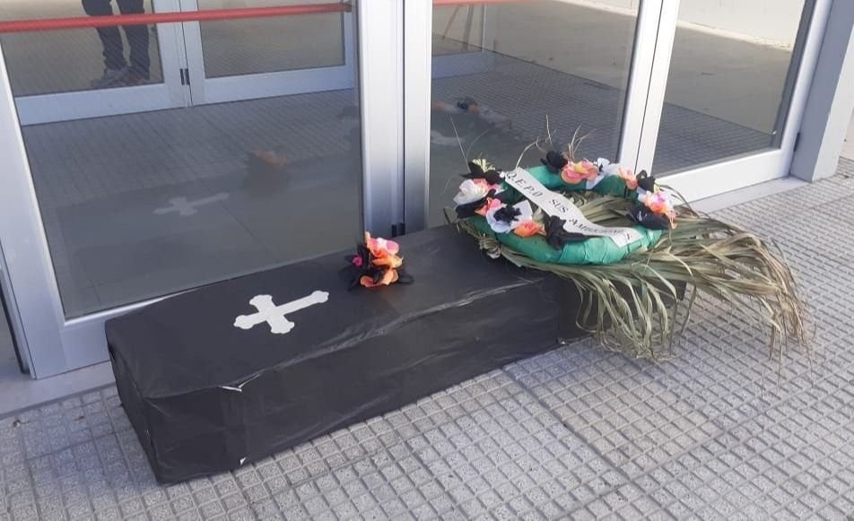Chubut: Dejaron un ataúd con un mensaje a los diputados | Nacionales
