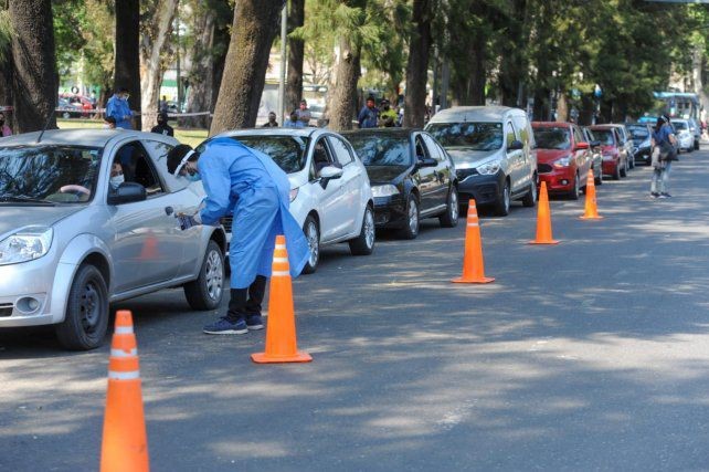 Con largas filas de vehículos debutó el "Auto Test Covid 19" en Rosario | Noticias