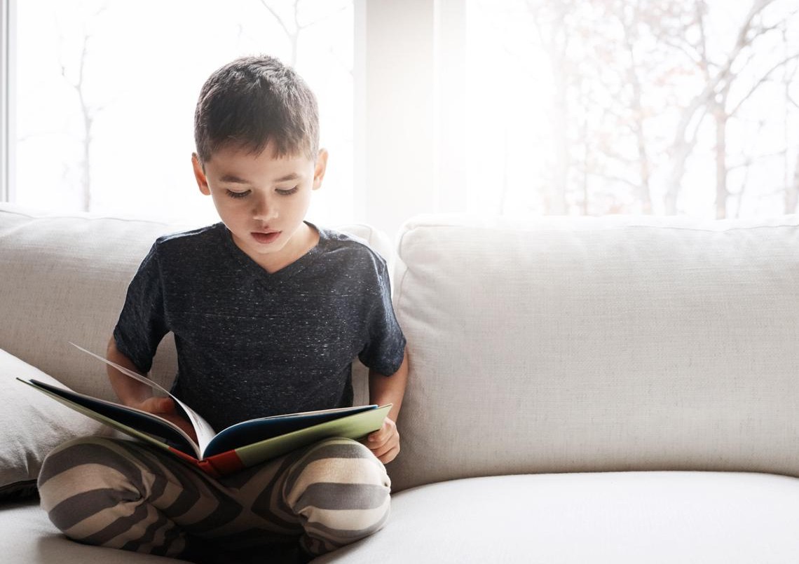 Niños que leen en voz alta desde el primer día aprenden "dos veces más" lectura, según estudio | Información General