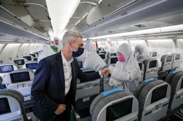 Meoni y el presidente de Aerolíneas presentaron un nuevo dispositivo sanitizante para aviones | Nacionales