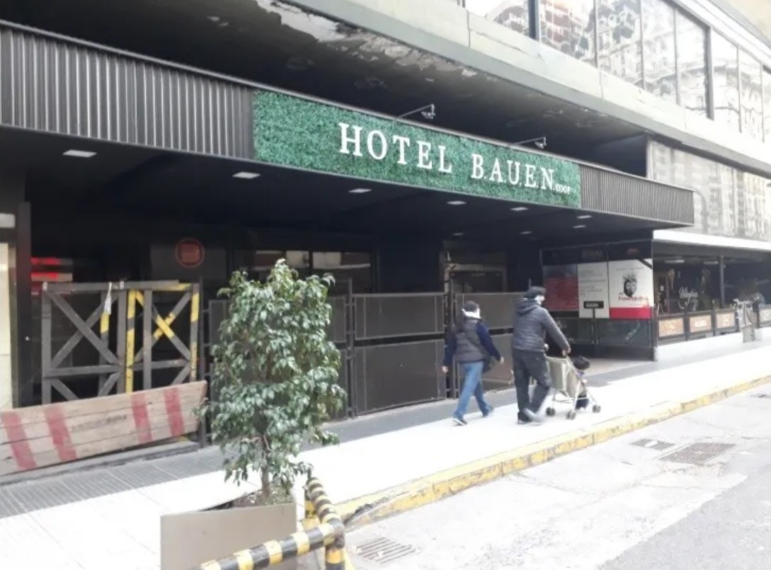 Cierra el hotel Bauen: la emotiva despedida de sus trabajadores | Información General