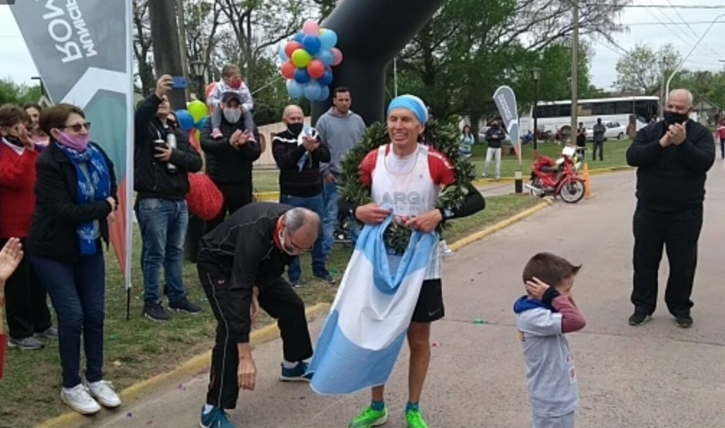 Un mensaje desde Santa Fe: la imagen que sorprendió en la Maratón de Londres | Deportes