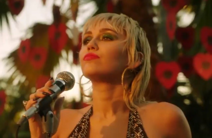 "Unplugged" de Miley Cyrus en el jardín de su casa | Espectaculos