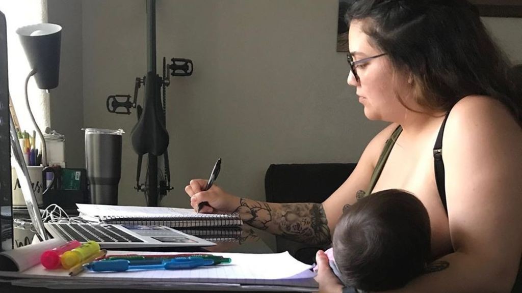 Un profesor le prohibió a una alumna darle el pecho a su bebé durante una clase virtual | Redes