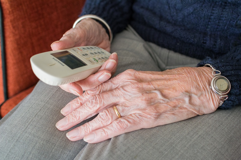 La Municipalidad brinda consejos para evitar estafas telefónicas a personas mayores | Información General
