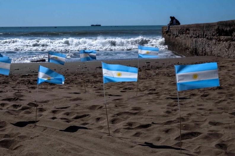 Con banderas en la playa, Mar del Plata recuerda a sus más de 500 muertos por coronavirus | Nacionales