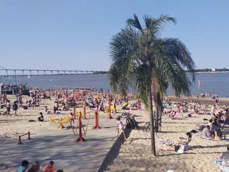 Rosario: desalojaron a bañistas de una playa entre enojos y resistencia | Información General