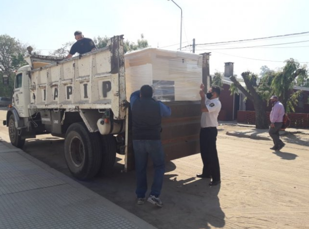 Presos de Coronda fabrican muebles y los entregan al hospital local | Información General