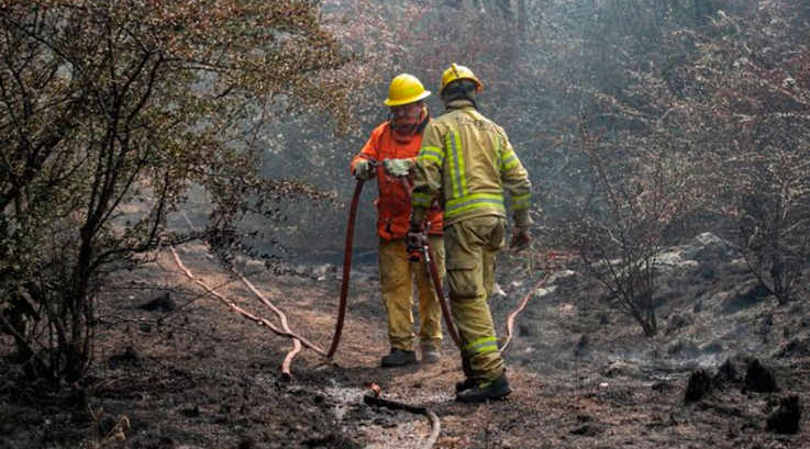 Llovió en Córdoba después de cinco meses y se extinguieron los incendios | Información General