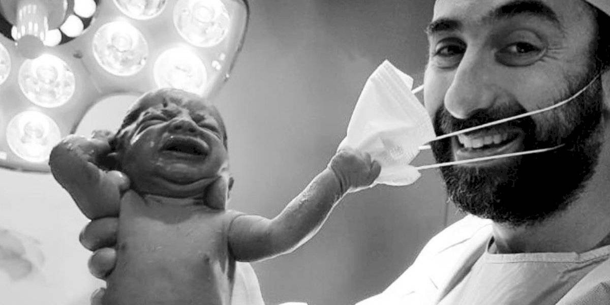 La foto de la esperanza: el bebé recién nacido que le quita el barbijo al médico | Redes