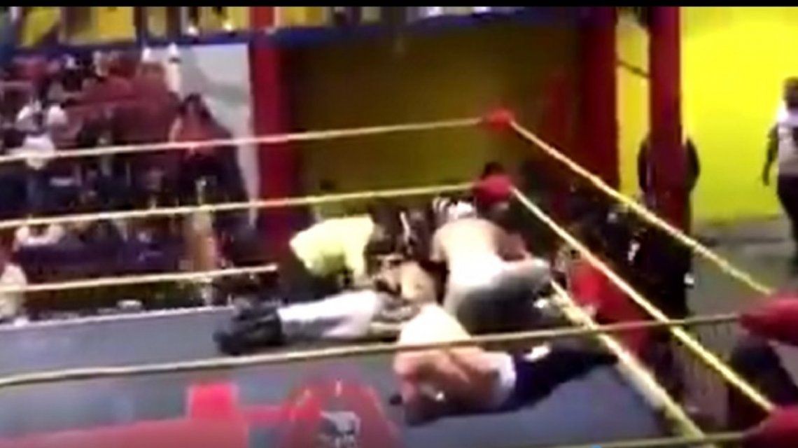 Video:  un luchador mexicano murió en plena pelea | Redes