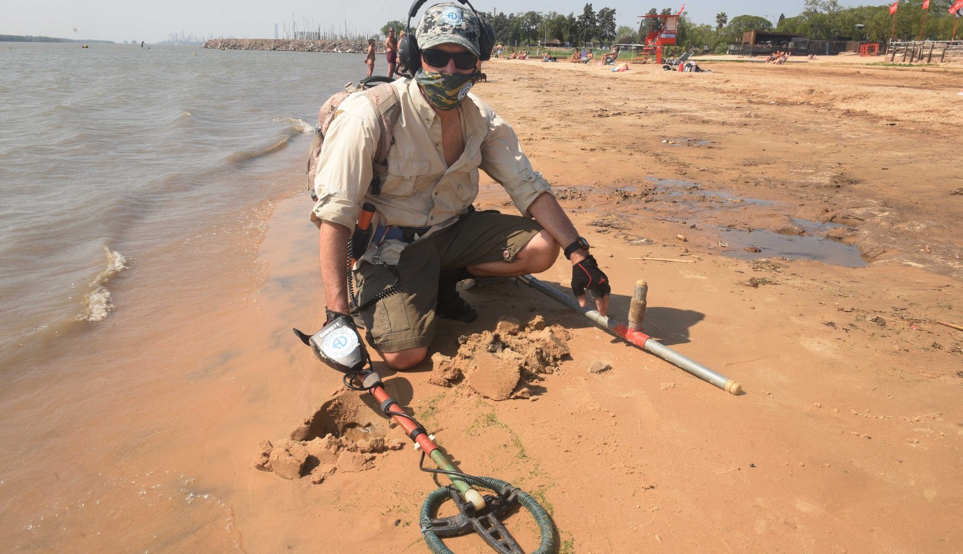 Buscadores de metales desentierran objetos de época colonial en Rosario | Información General