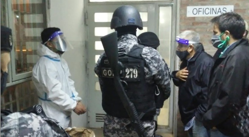 Tensión en Piñero: preso con coronavirus tomó de rehén a guardiacárcel | Información General