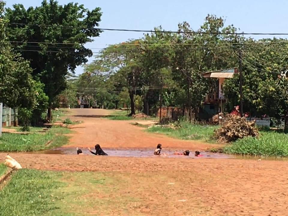 Para mitigar el calor en Puerto Iguazú, niños se refrescaron en una naciente | Información General