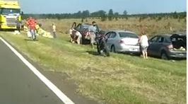 Volcó un camión con yerba y muchos llenaron los baúles de sus autos | Nacionales