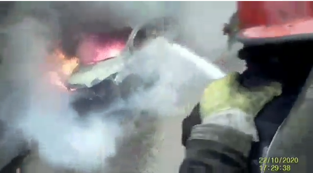 Video: así es el accionar en primera persona de los bomberos para apagar un incendio | Información General