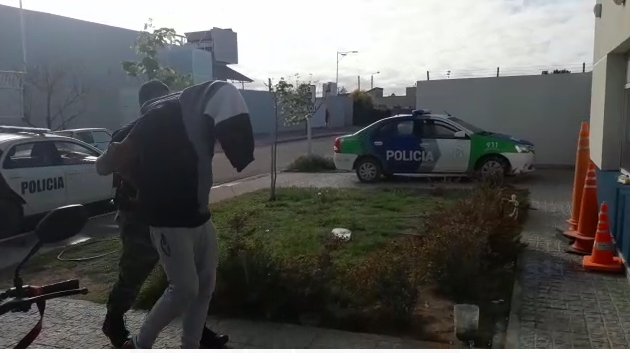 Insólito: lo detuvieron tras un allanamiento y la justicia lo liberó porque tiene COVID-19 | Información General