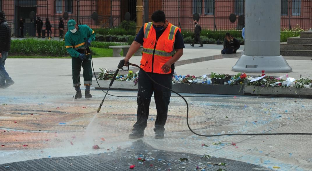 Empezaron a borrar el mural de Néstor Kirchner que pintaron en la Plaza de Mayo | Nacionales