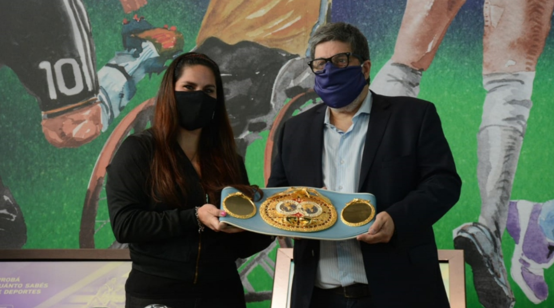 La  boxeadora Victoria “Leona” Bustos cedió su cinturón y guantes al Museo del Deporte Santafesino | Deportes